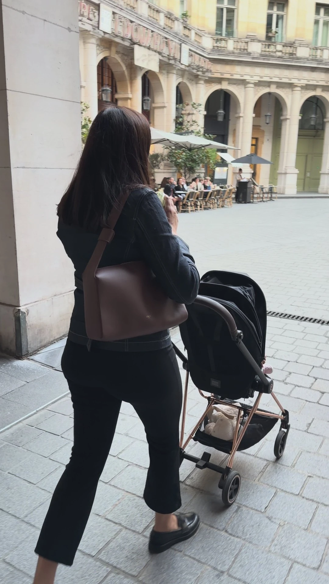 Maman avec poussette et sac ALBA brun sous les arcades
