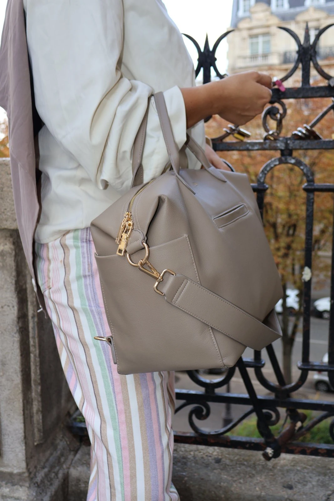 Sac ALBA taupe porté à l’épaule