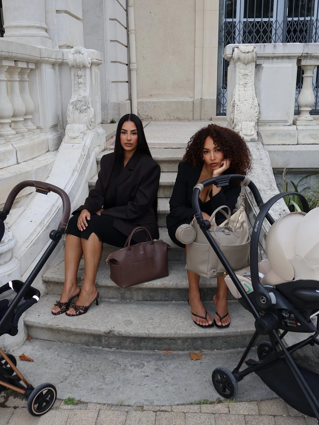 Deux mamans avec leurs sacs OBAÏA